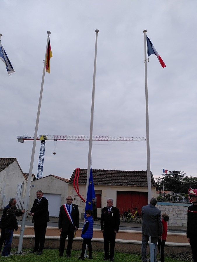 matin drapeaux leves