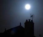 lune bleue sur les toits